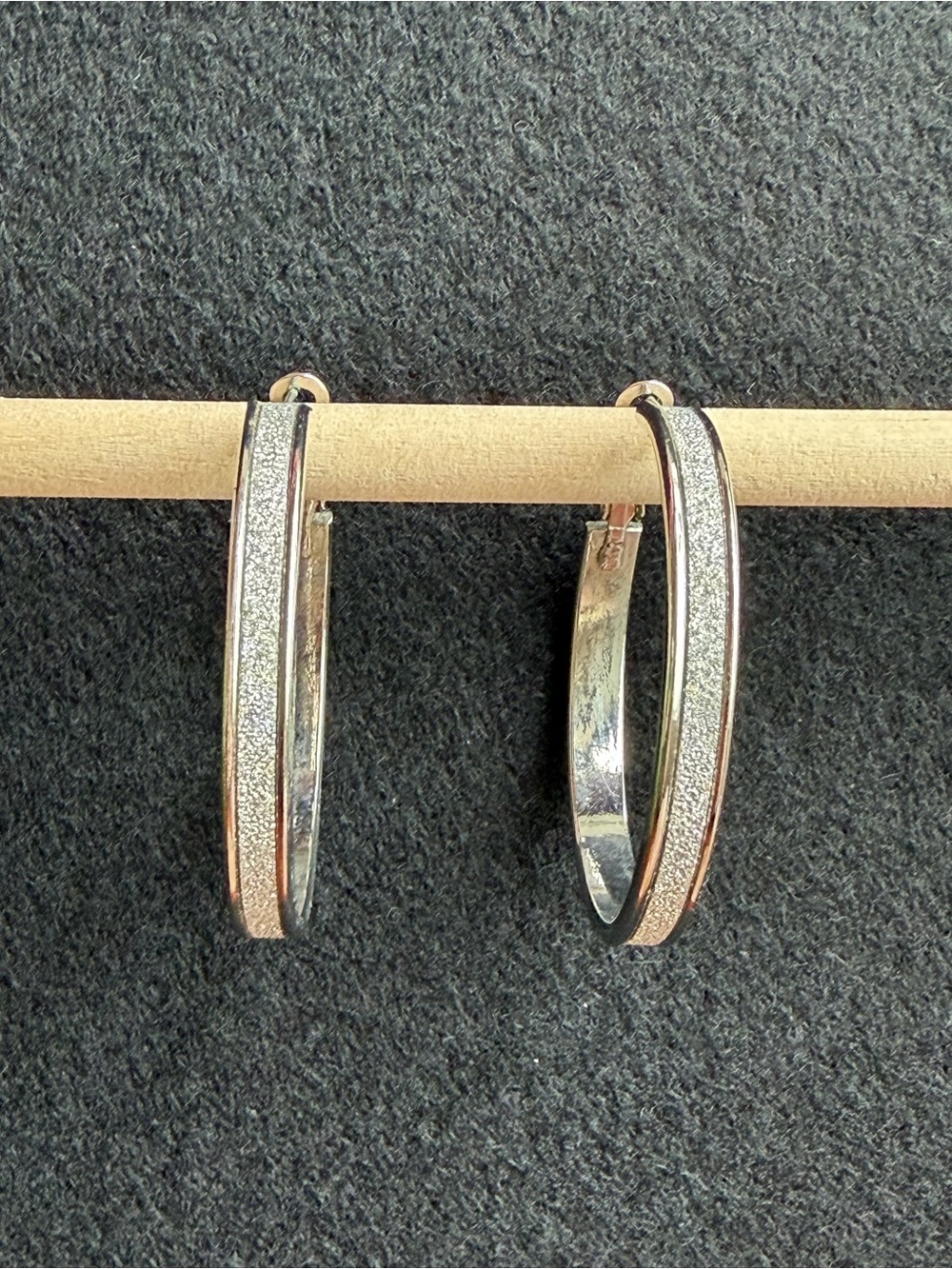 Silver Tone Textured Hoop Earrings Classic Snap Closure 1.5” - Picture 4 of 6